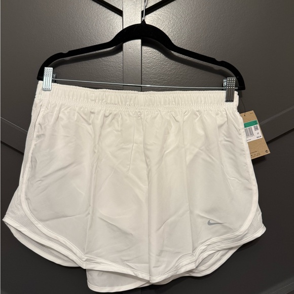๐๐ Nike Tempo Women's Brief-lined Athletic White Shorts NWT (149) - Picture 1 of 6